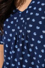 melyna ilga tunika su baltais taskais ir klostemis