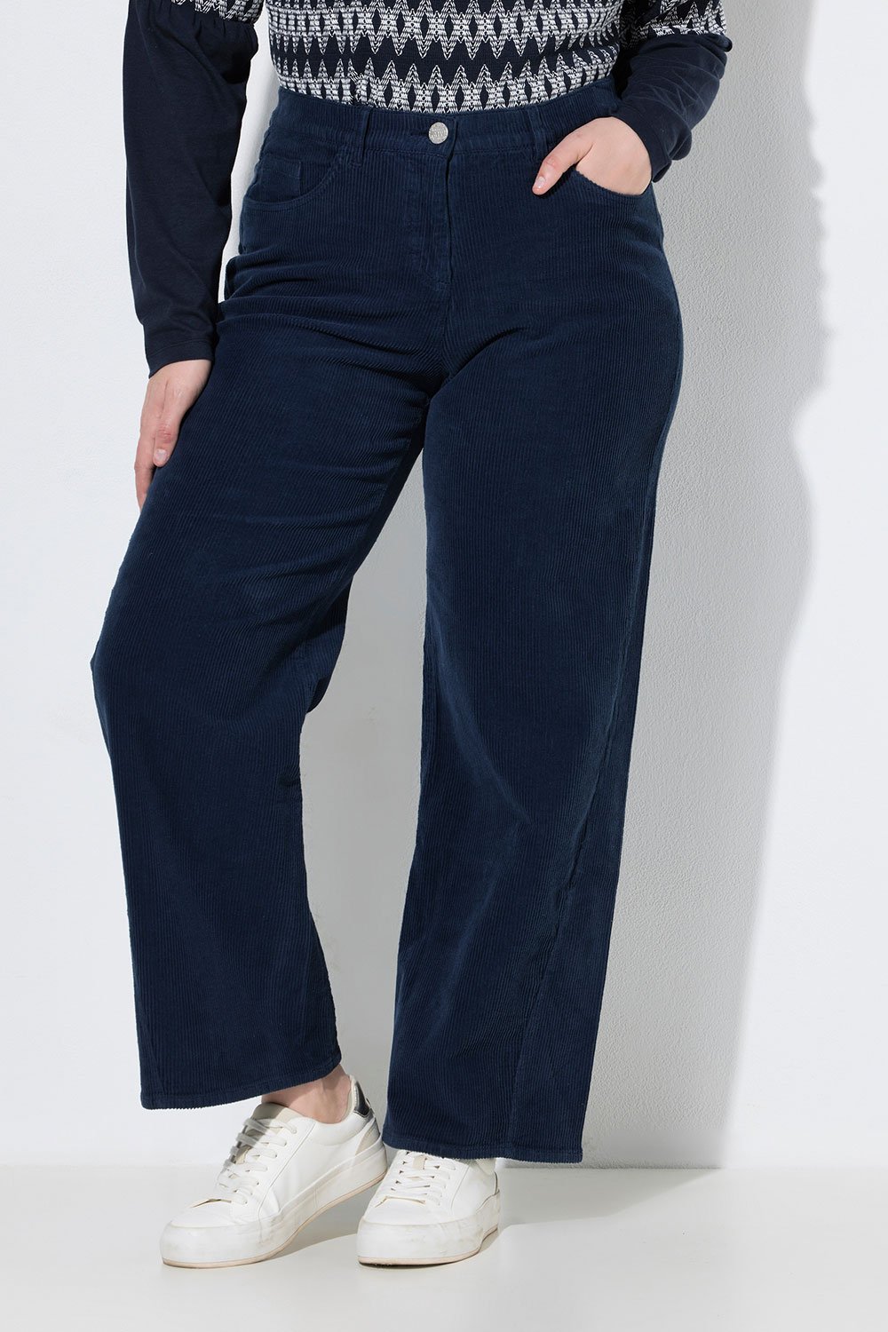 853679130_model_g_30 moteriskos melynos velvetines kelnes dzinsai