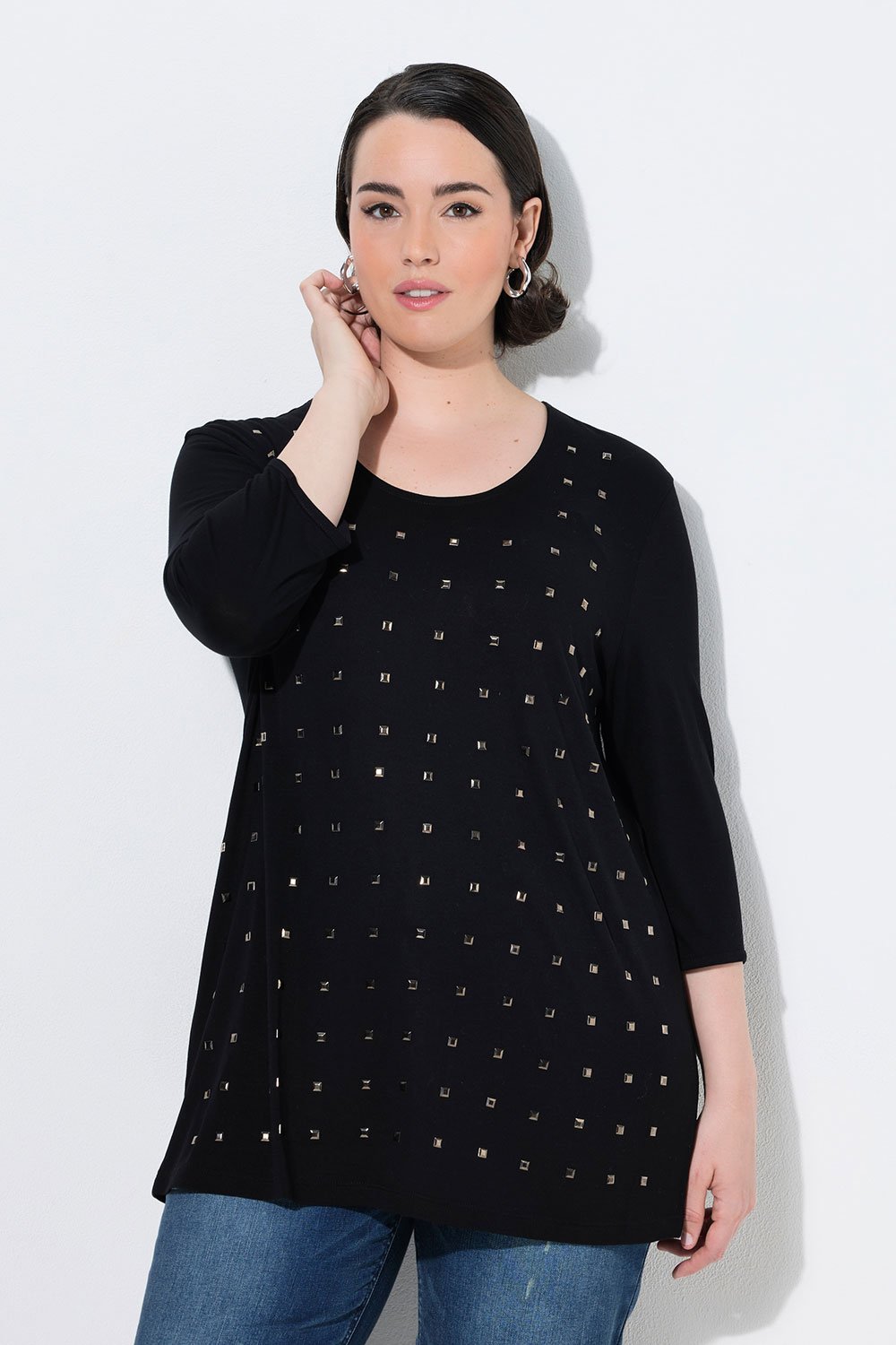 855233100_model_g_01 juodi moteriski marskineliai su metalinemis blizguciais priekyje